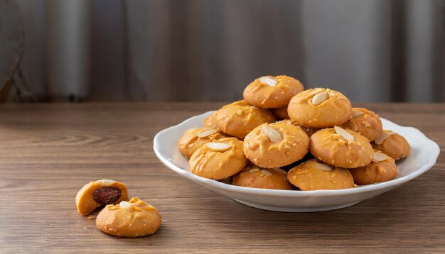 une assiette blanche de biscuits d'amande chinois sur une table intérieure