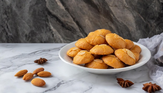 une assiette blanche de biscuits d'amande chinois sur une table en marbre