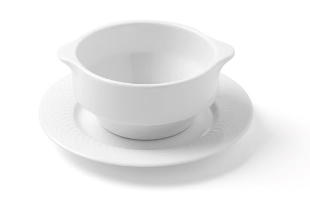 Assiette blanche et bol isolé sur blanc