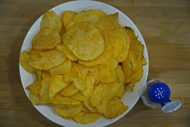 Assiette blanche de collation de chips