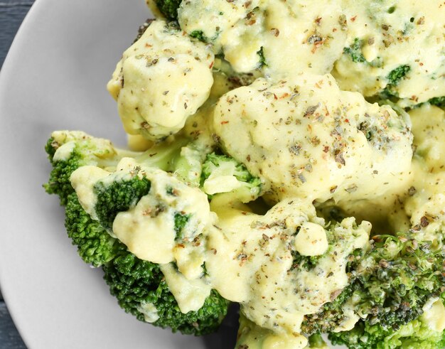Assiette blanche de délicieux brocolis avec gros plan de crème au fromage
