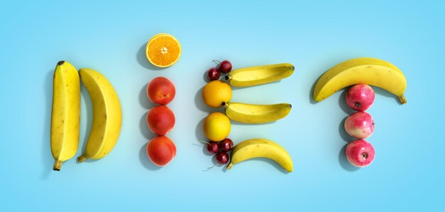 Photo assiette blanche avec disposé sur son régime alimentaire mot composé de tranches de différents fruits 3d rendu sur bleu