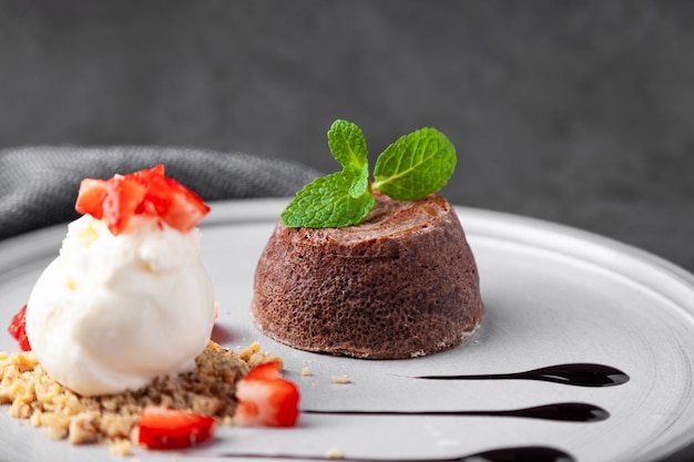 Assiette blanche avec gâteau au chocolat fondant dessert