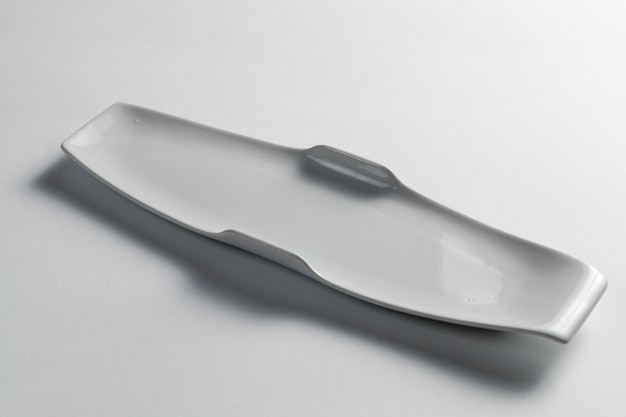 Assiette blanche moderne et propre isolé sur blanc