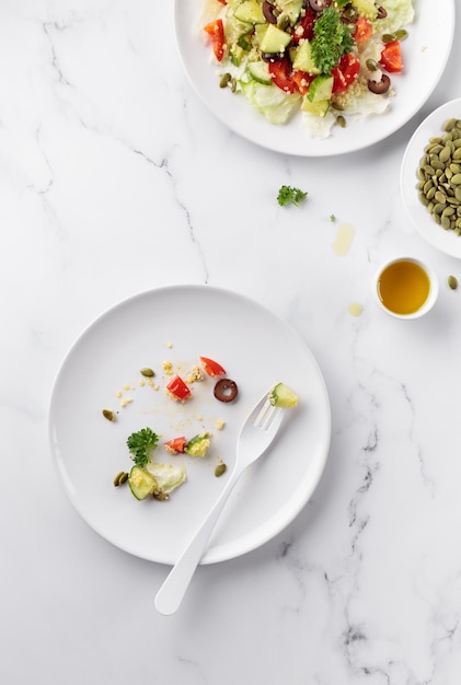 Assiette blanche sale vide avec salade de légumes