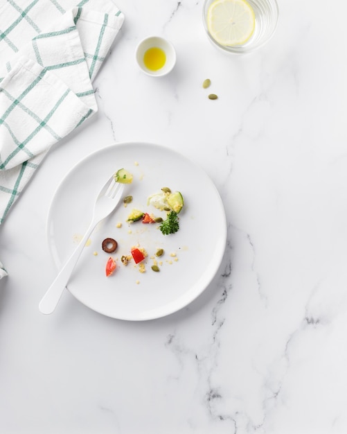 Assiette blanche sale vide avec salade de légumes