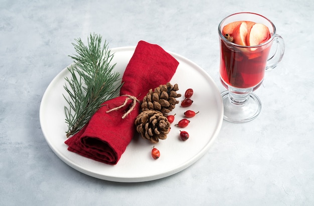 Assiette blanche avec une serviette rouge