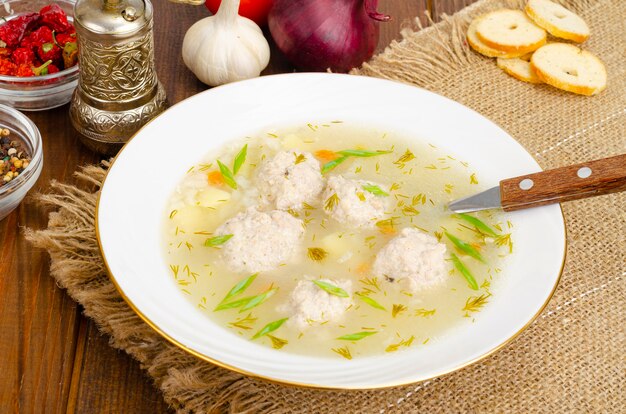 Assiette blanche de soupe aux boulettes de viande