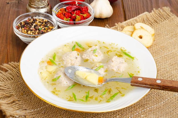 Assiette blanche de soupe aux boulettes de viande