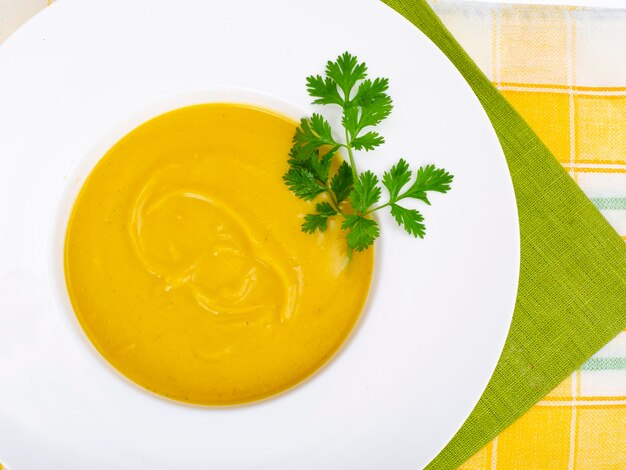 Assiette blanche avec soupe à la crème de citrouille épaisse. Studio photo