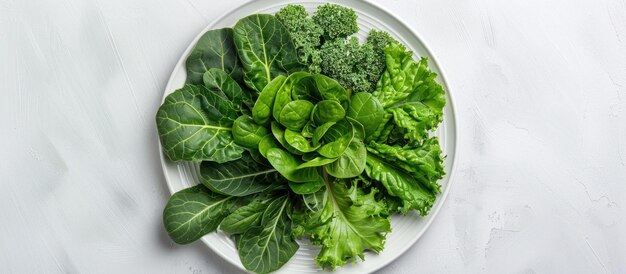 Une assiette blanche surmontée de légumes à feuilles vertes