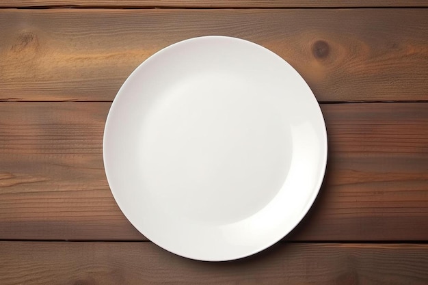 Une assiette blanche sur une table en bois avec une assiette blanche dessus