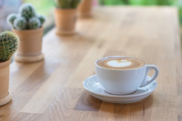 Assiette blanche sur une table en bois