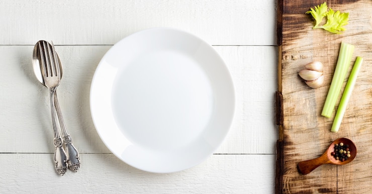 Photo assiette blanche vide, épices et couverts