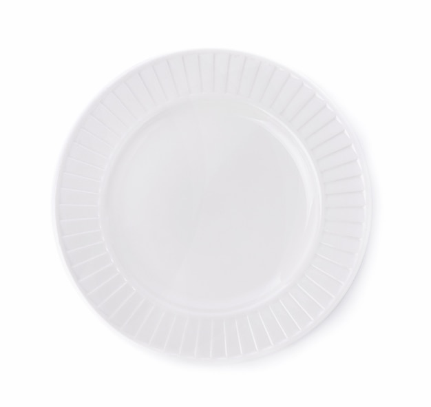 Assiette blanche vide sur fond blanc