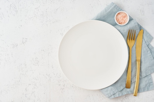 Assiette Blanche Vide, Fourchette Et Couteau Sur Table En Pierre Blanche, Copie Espace, Maquette