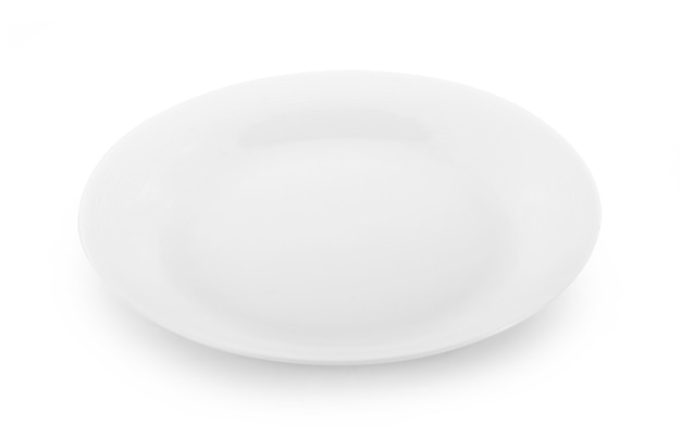 assiette blanche vide isolé sur fond blanc