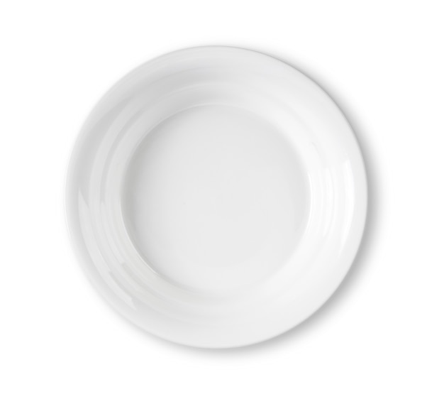 Assiette blanche vide isolée sur blanc