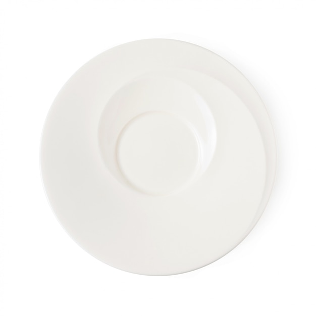 Assiette blanche vide isolée sur fond blanc