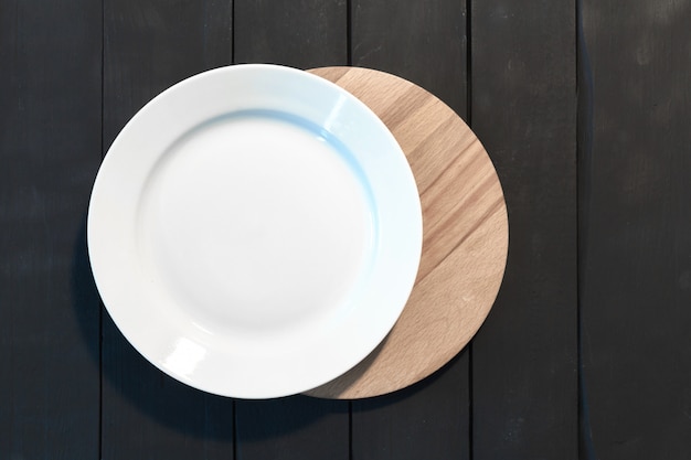 Assiette blanche vide sur une table en bois