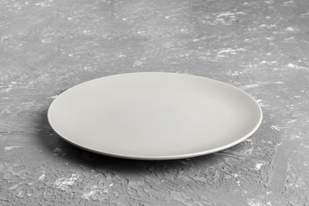 Assiette blanche vide