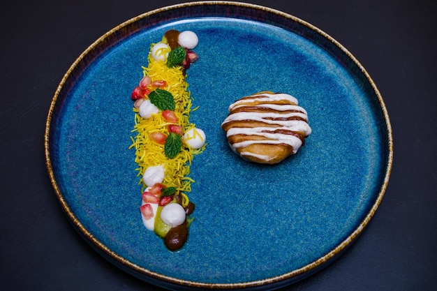 une assiette bleue avec de la nourriture et un morceau de gâteau dessus