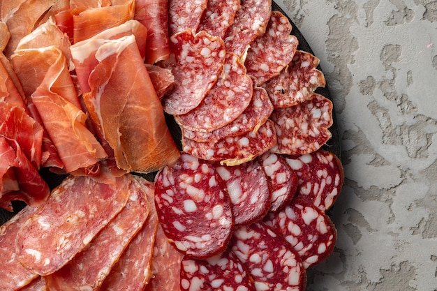 Assiette en bois avec des coupes de viande apéritif close up