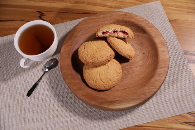 une assiette en bois décorative est très belle pour les légumes et les biscuits les sucreries et les desserts