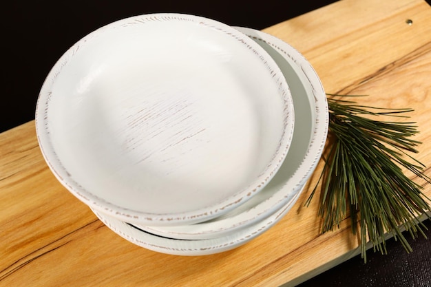 une assiette en bois décorative est très belle pour les légumes et les biscuits les sucreries et les desserts