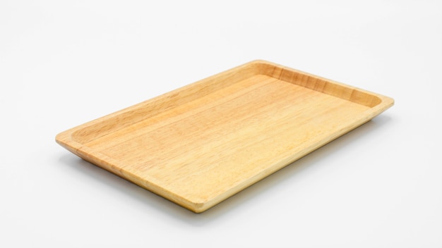 Assiette en bois isolé sur fond blanc