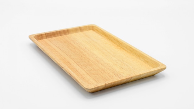 Assiette en bois isolé sur fond blanc