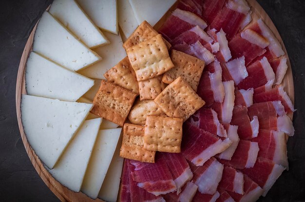 Assiette en bois avec jambon et pain grillé