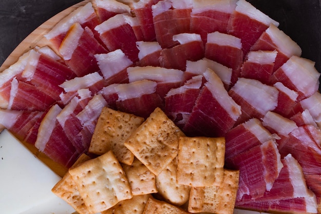 Assiette en bois avec jambon et pain grillé