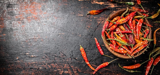 Assiette en bois avec piments séchés