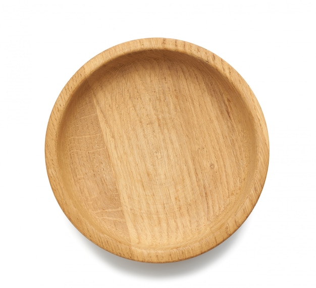 Assiette en bois ronde marron vide isolé sur espace blanc