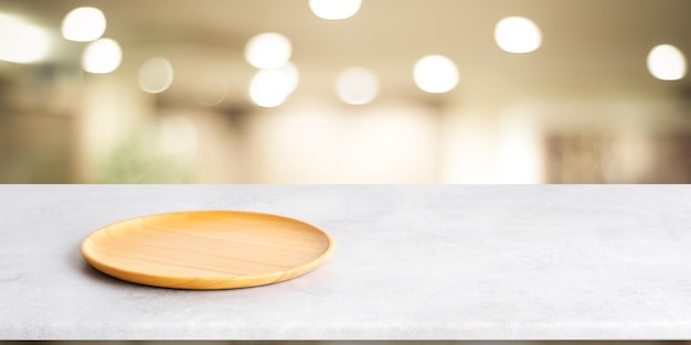 Assiette en bois ronde vide sur fond de table en ciment gris