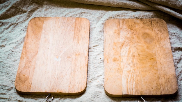 Assiette en bois, sur une table de couverture en lin naturel sur un tableau blanc, vue de dessus .cuisson fond d'idée de menu alimentaire