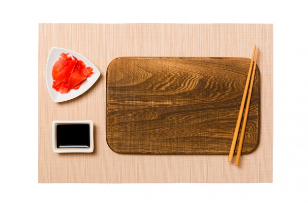 Assiette en bois vide avec des baguettes pour sushi