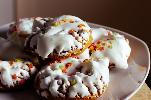 Photo une assiette de bonbons avec du glaçage blanc jaune rouge saupoudre des beignets faits maison traditionnels rosquillas