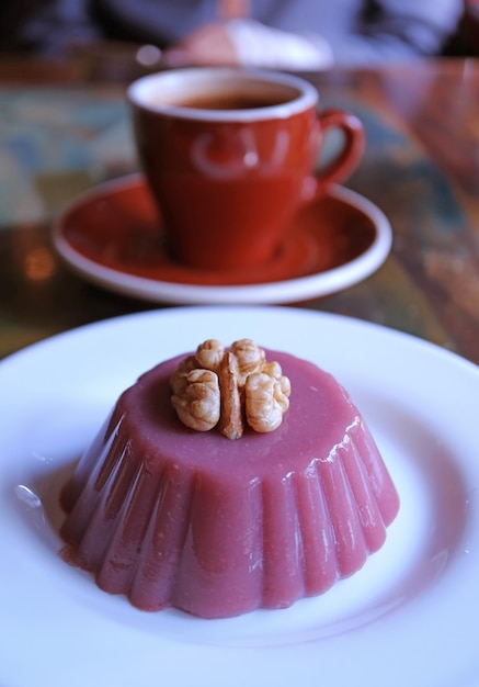 Assiette de bonbons géorgiens traditionnels appelés Pelamushi avec café chaud flou