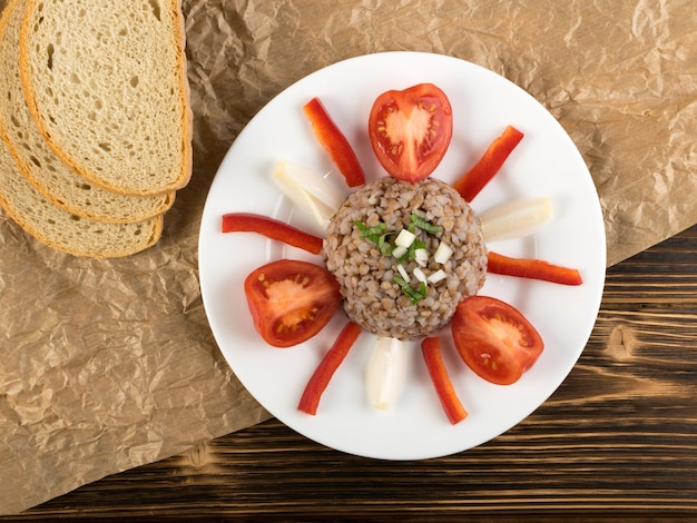 Assiette de bouillie de sarrasin aux légumes