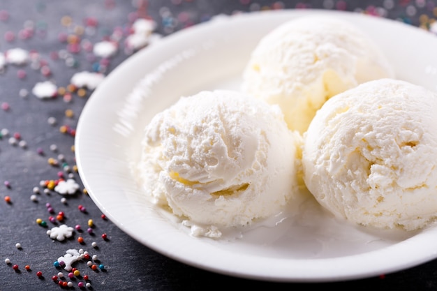 Assiette de boules de crème glacée sur dark