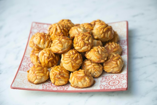 Une assiette de boulettes aigre-douce