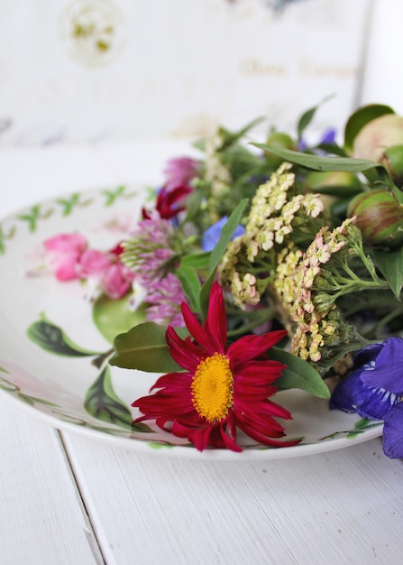 Assiette de bouquet de fleurs