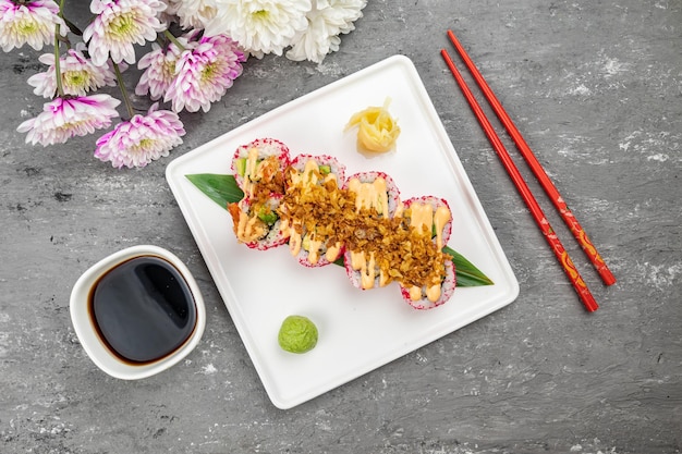 Une assiette de brochettes de poulet grillé avec une tasse de café et des fleurs.