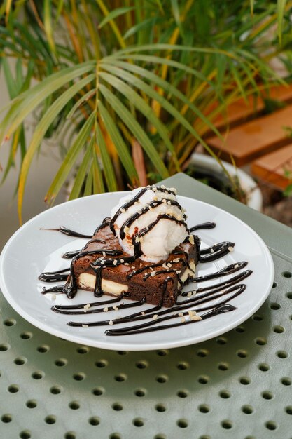 Une assiette de brownies avec une boule de glace dessus.