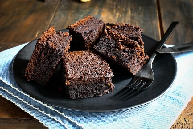 Une assiette de brownies sur une table