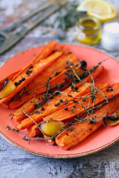 Une assiette de carottes au four.