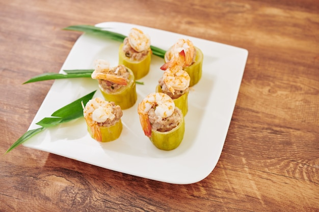 Assiette carrée avec anneaux zuccini