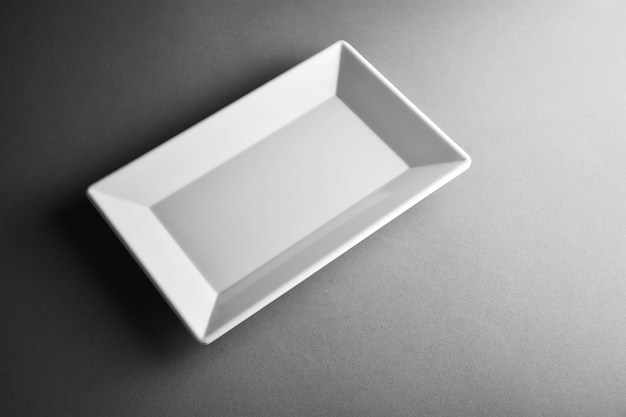 Assiette carrée sur fond gris